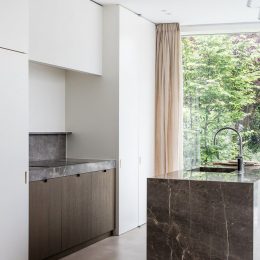 Elegant-Grey-kitchen-countertop-splashback